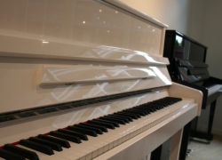 Gustav Kern Klavier, Modell 120 Konzert, in weiss poliert mit Chrom.