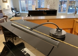 Klavierleuchte mit LED beleuchtung, extra langen Arm für Klaviere mit Deckelscharniere. Preis €275,-
