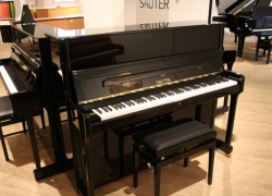 Sauter Klavier, Modell Ragazza 122 in schwarz poliert, mit Flügelscharnier und dobber-R Repetitionsmechanik